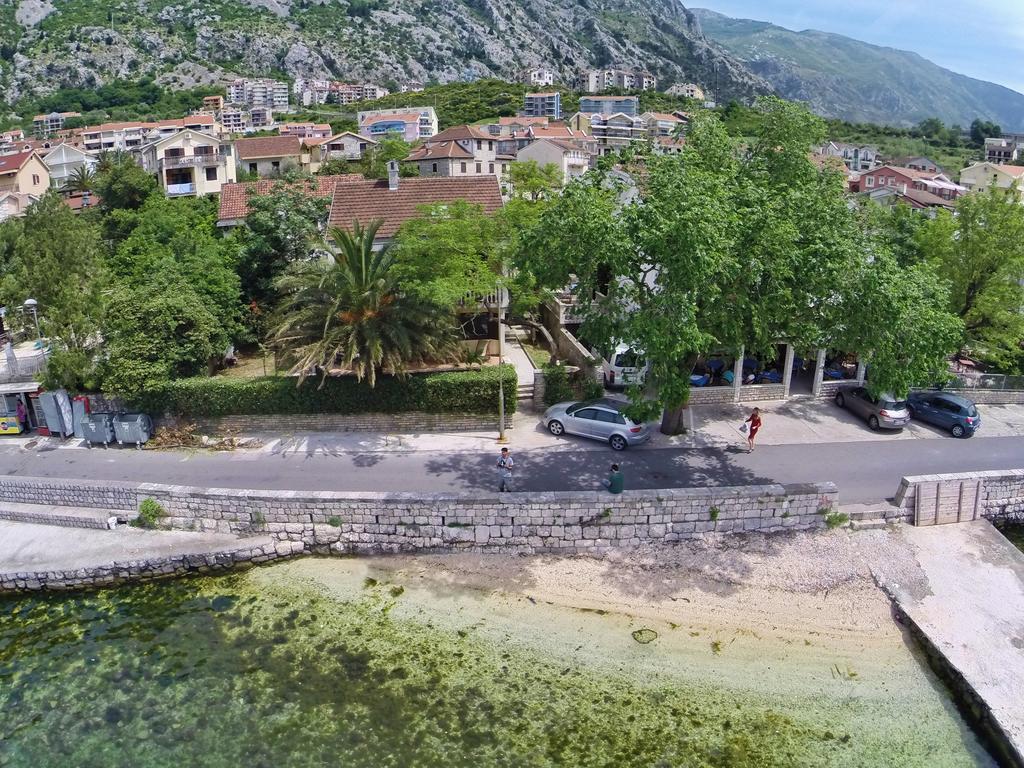 Apartments Beachfront Kotor Exteriör bild