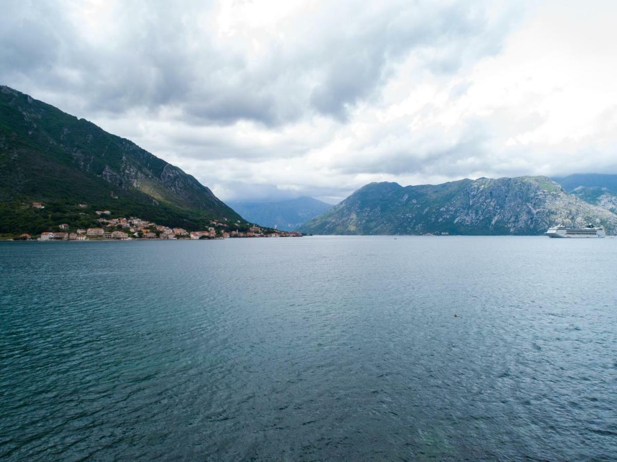 Apartments Beachfront Kotor Exteriör bild