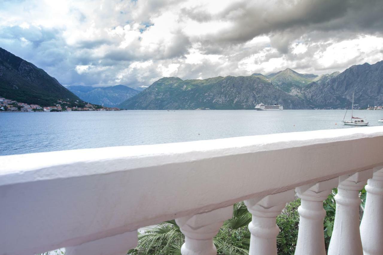 Apartments Beachfront Kotor Exteriör bild