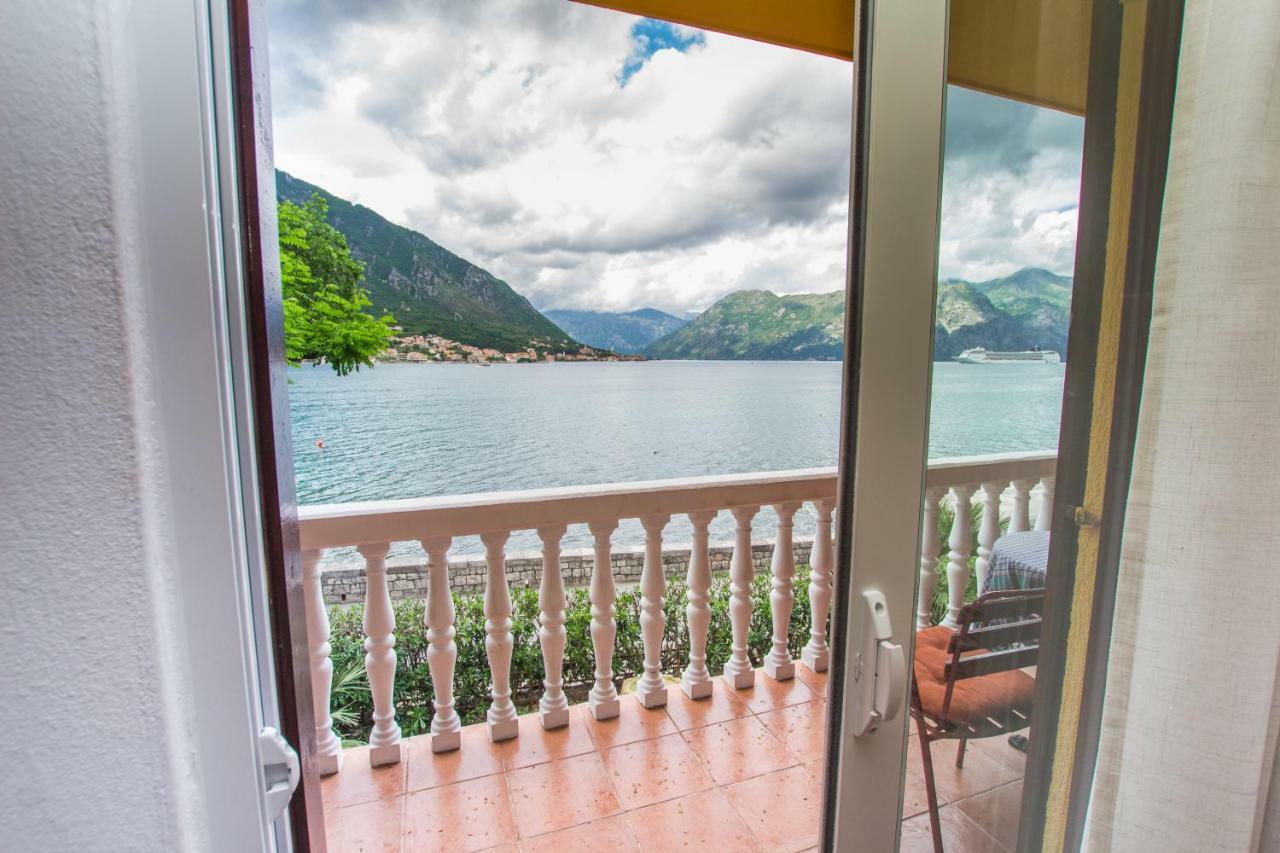 Apartments Beachfront Kotor Exteriör bild